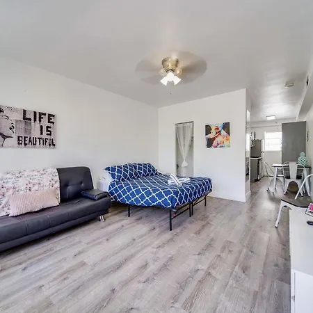 Deco Apt W/2 Queen Beds On Ocean Dr, South Beach